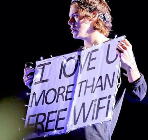 
	
	Em yêu các anh hơn cả... wifi miễn phí.